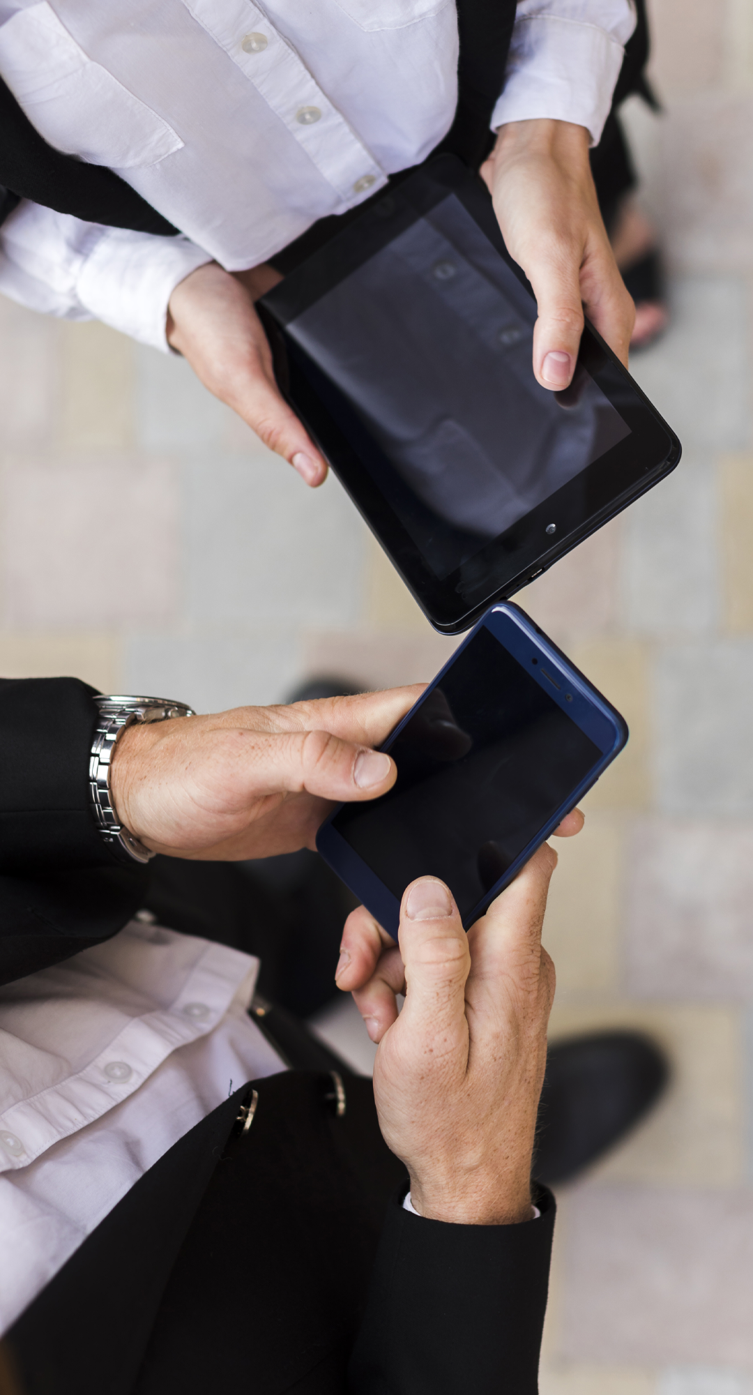 personas con móvil y tablet
