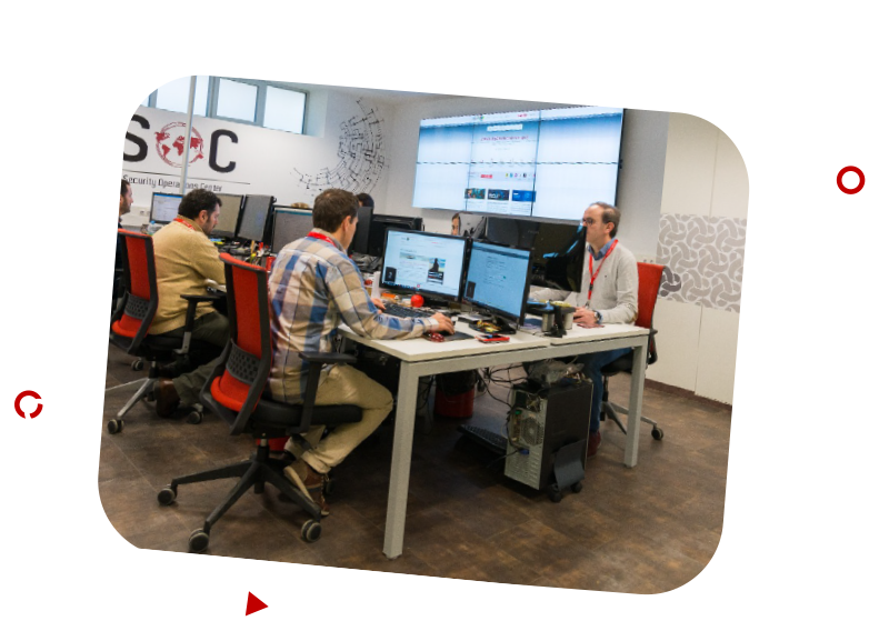 Personal de la empresa trabajando