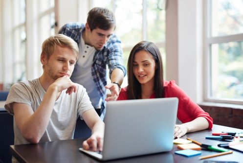 Jóvenes realizando trabajo grupal