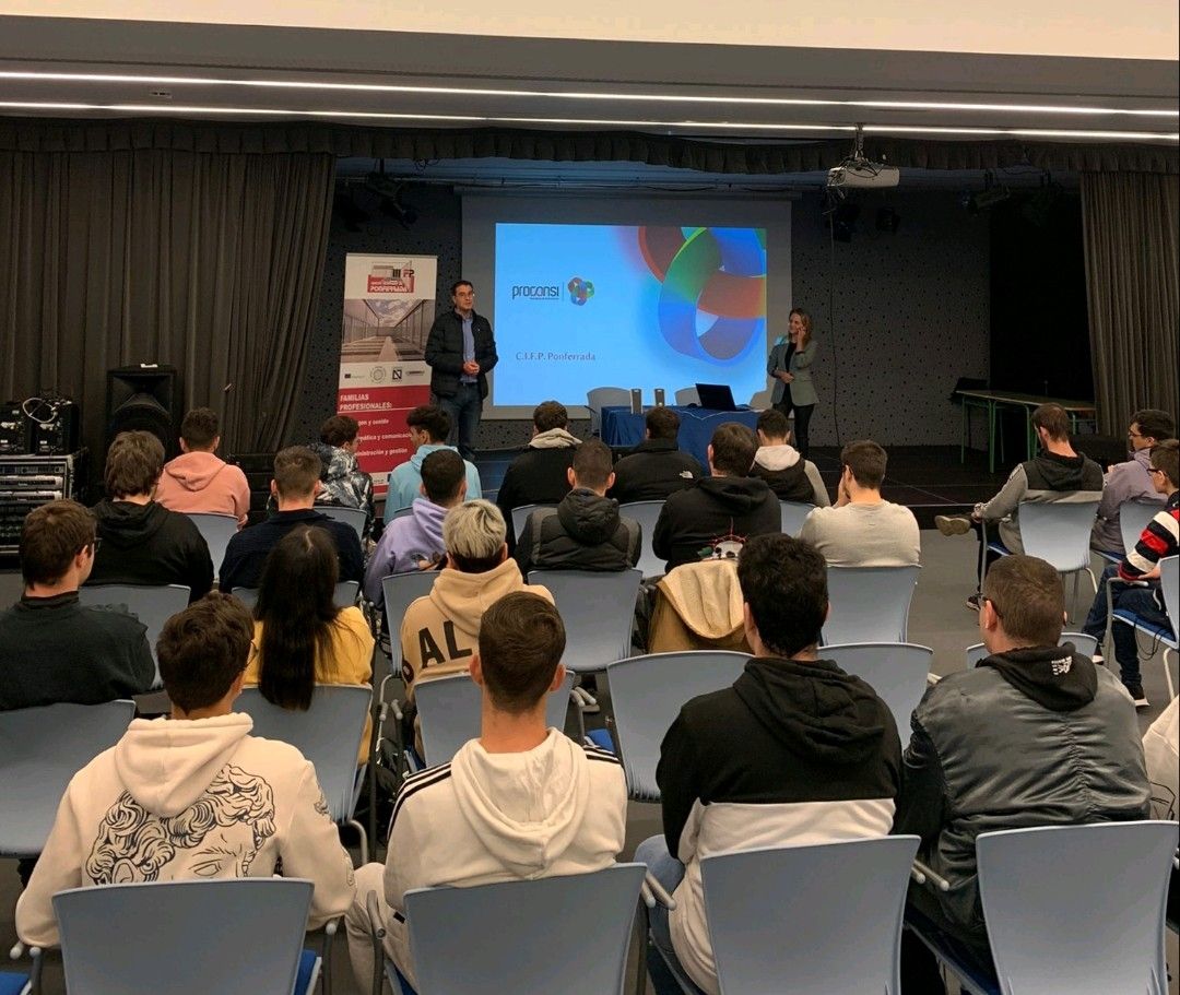 alumnos atendiendo a una presentación