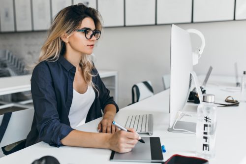 Mujer trabajando en la oficina