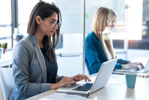 mujeres trabajando con portátiles
