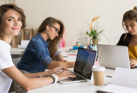 mujeres trabajando con un ordenador