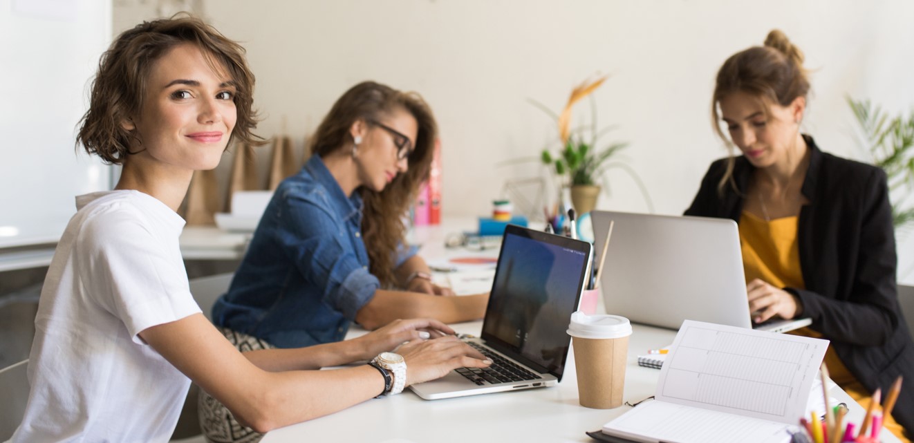 mujeres trabajando con un ordenador