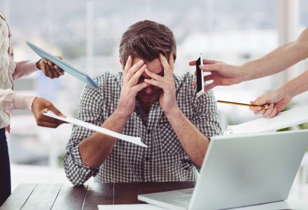 trabajador frustado en la oficina