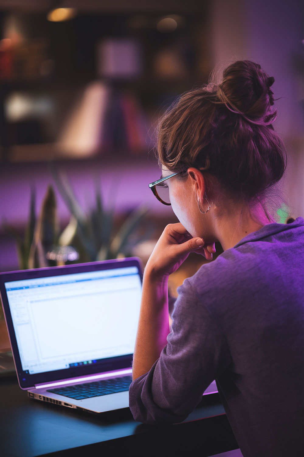 mujer ordenador vacantes empleo